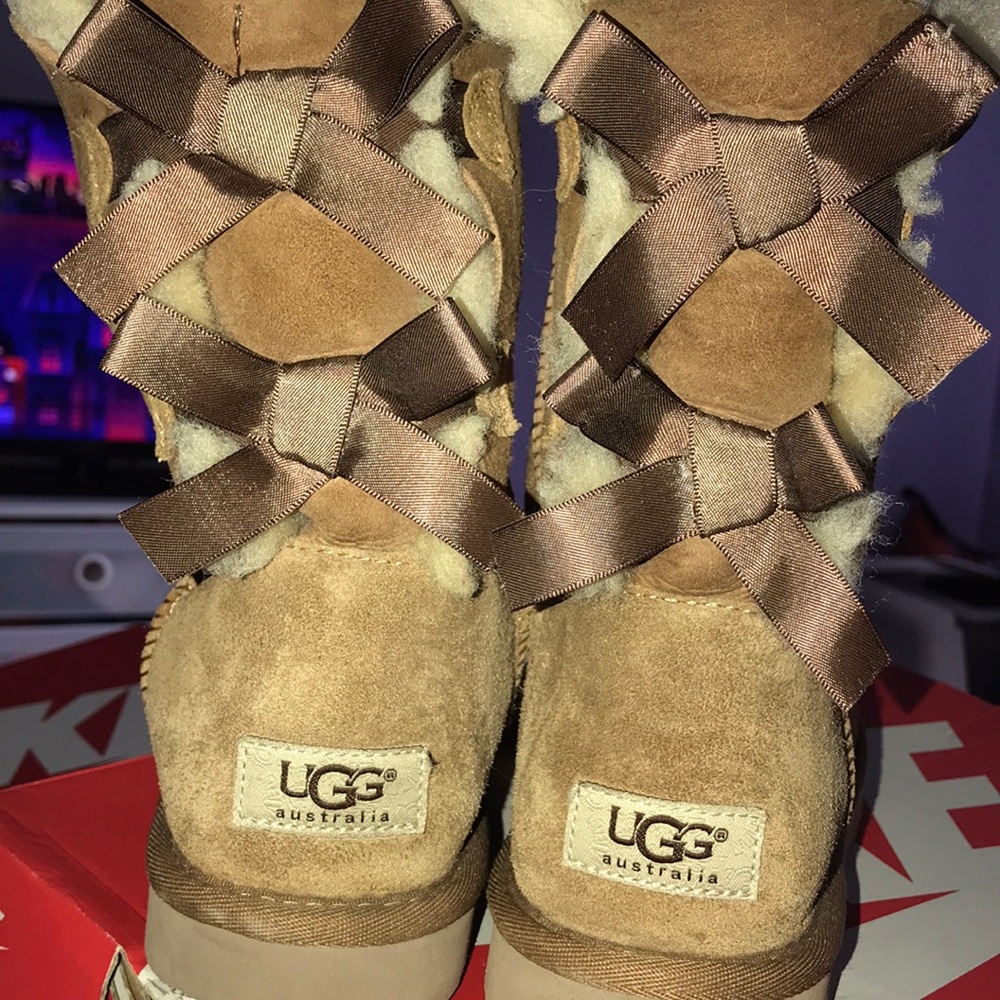 < UGGS
